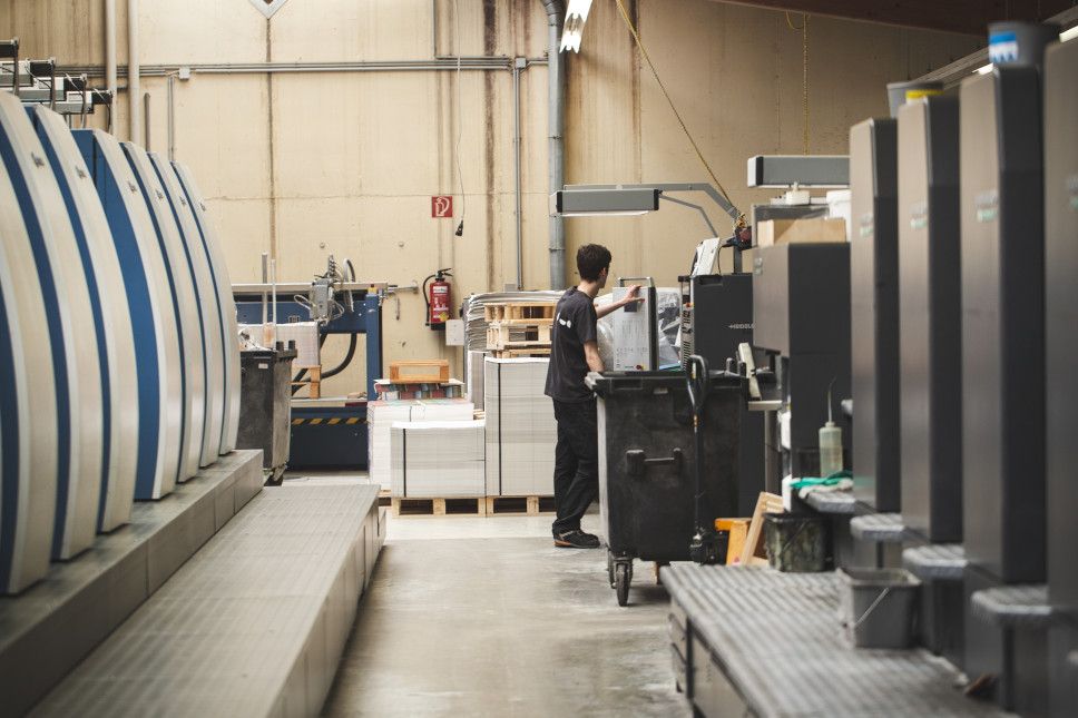 Bogenflachdrucker bedient Offsetdruckmaschine