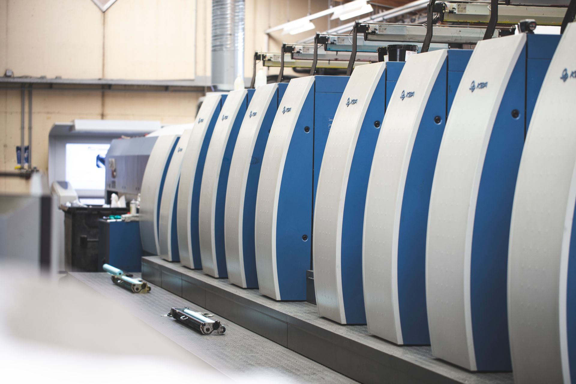 8-Farben LED-UV Druckmaschine im Ganzbogenformat mit Wendung und Lackwerk