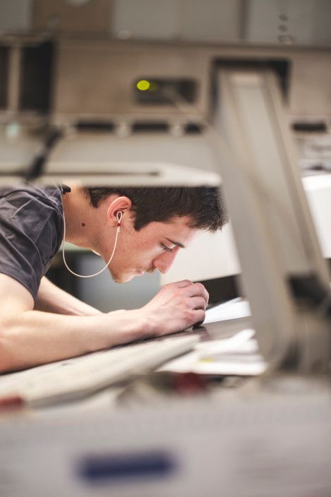Bogenflachdrucker beim Kontrollieren des Passers eines Bogens