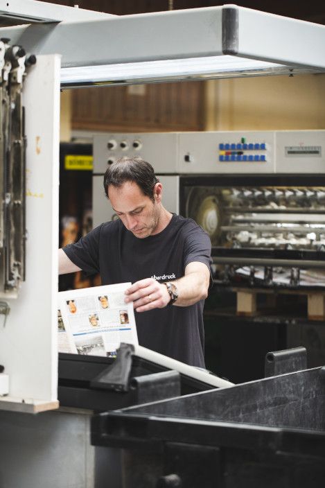 Bogenflachdrucker beim Einmessen eines Bogens