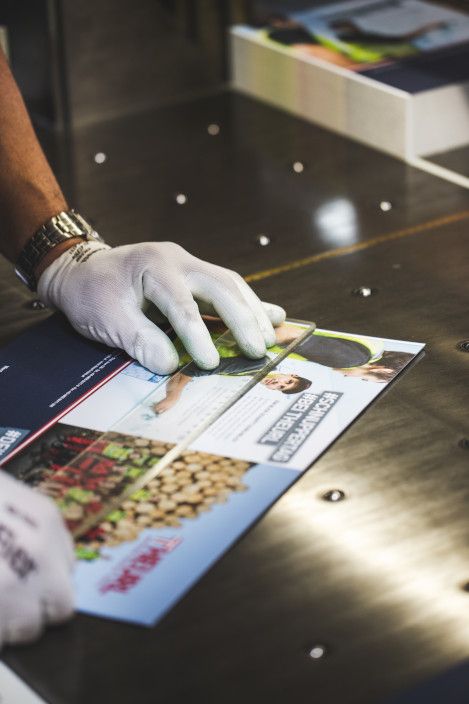 Mitarbeiter bei der Kontrollmessung eines Produktes an der Schneidmaschine