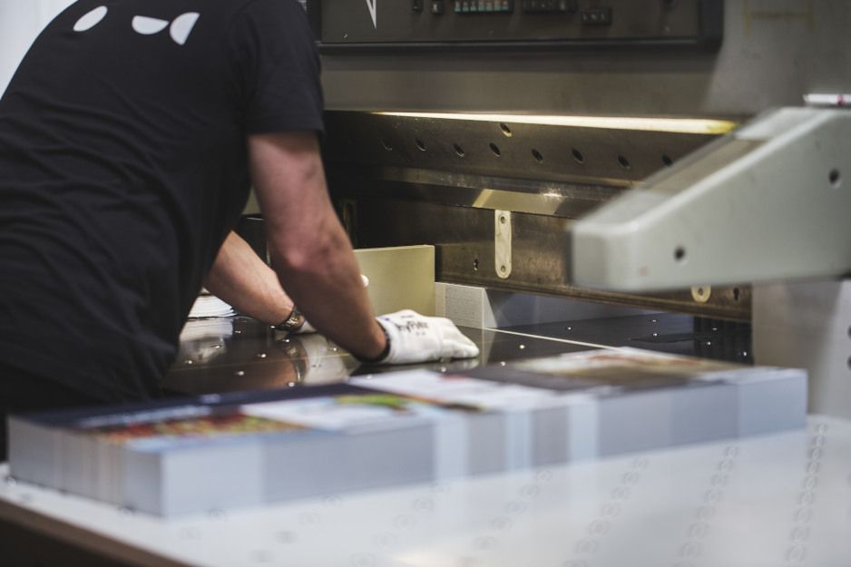 Endfertigungsmitarbeiter an der Schneidmaschine