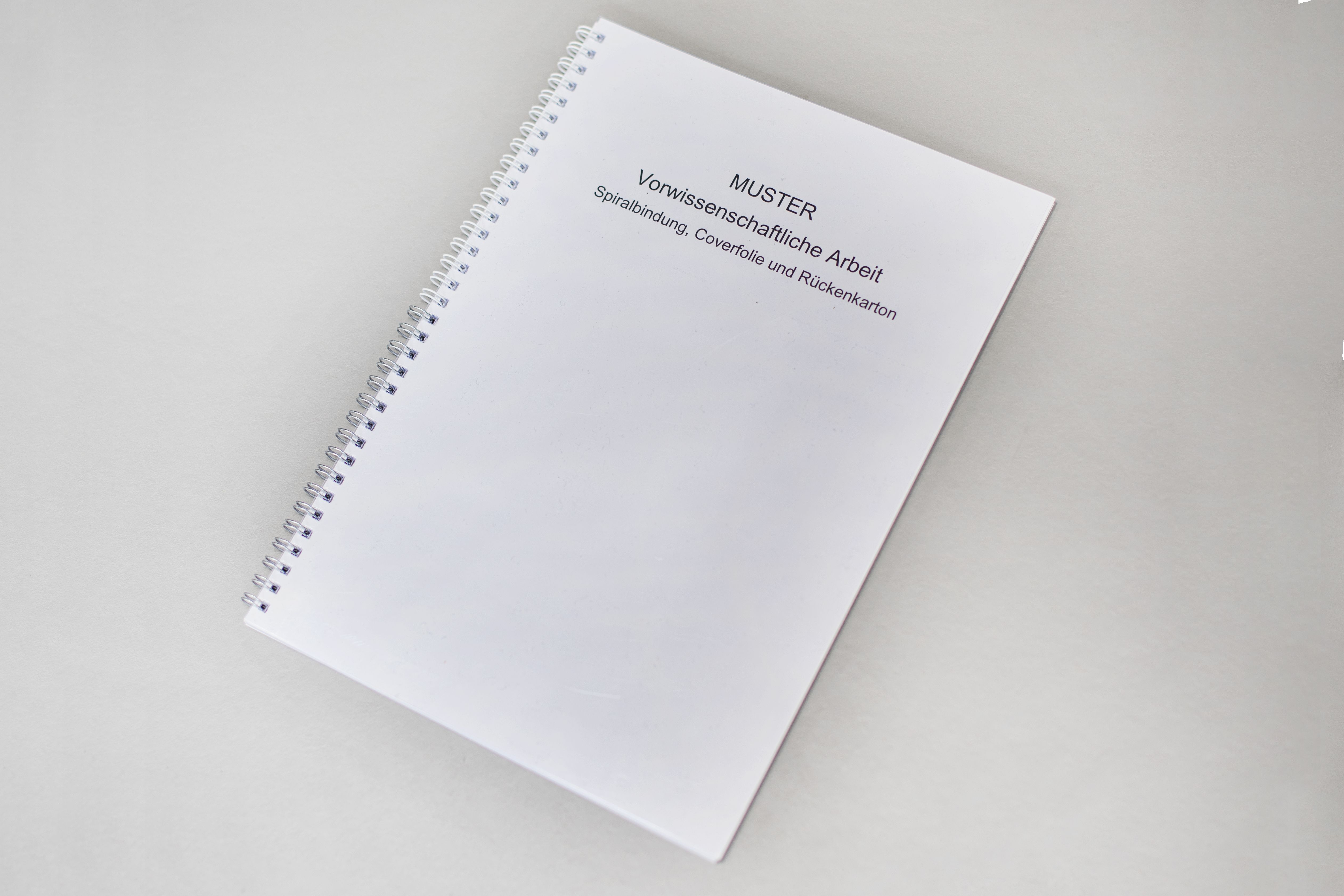 Muster einer vorwissenschaftlichen Arbeit mit Spiralbindung