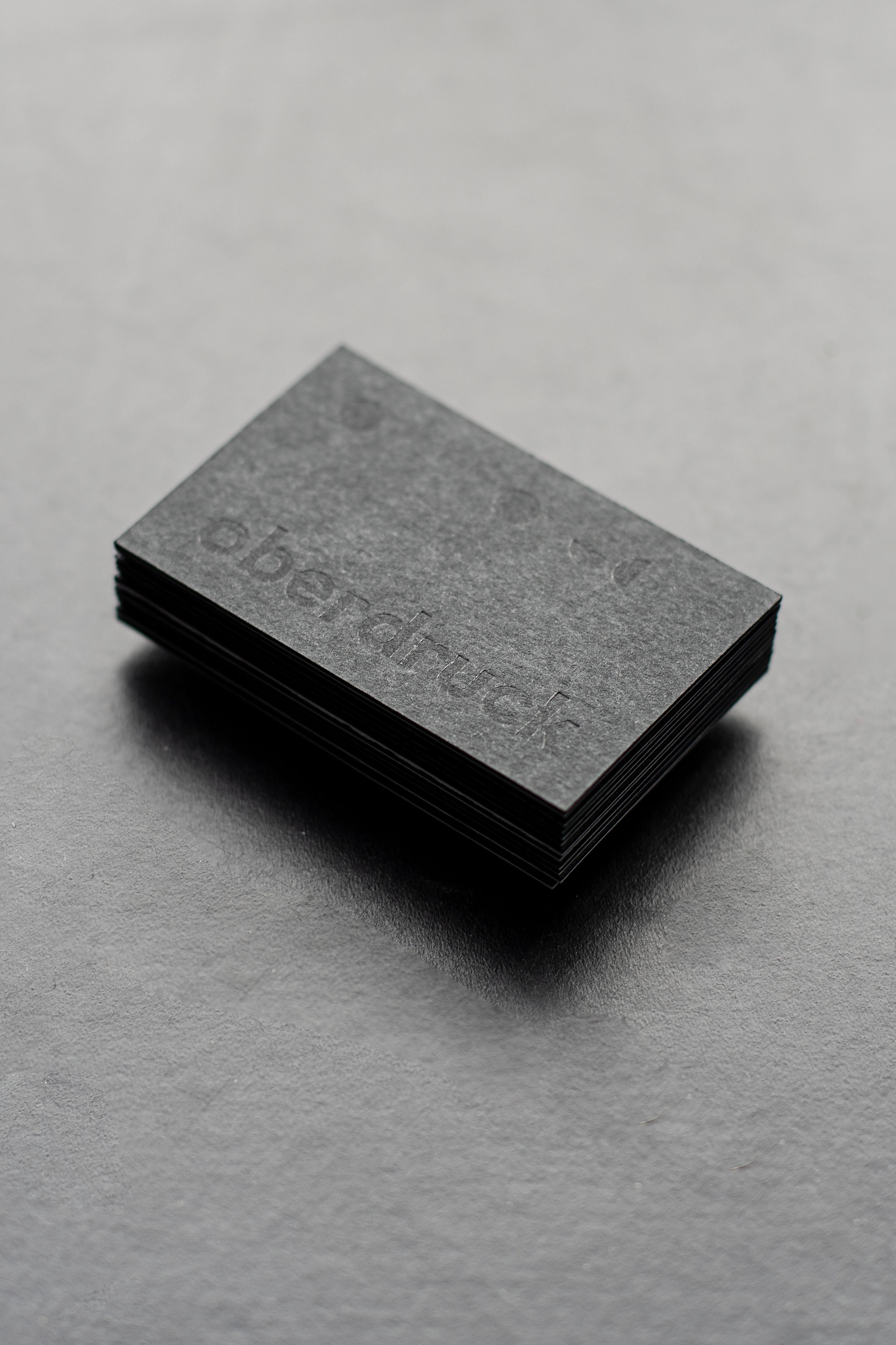 Stapel von Visitenkarten mit Tiefenprägung