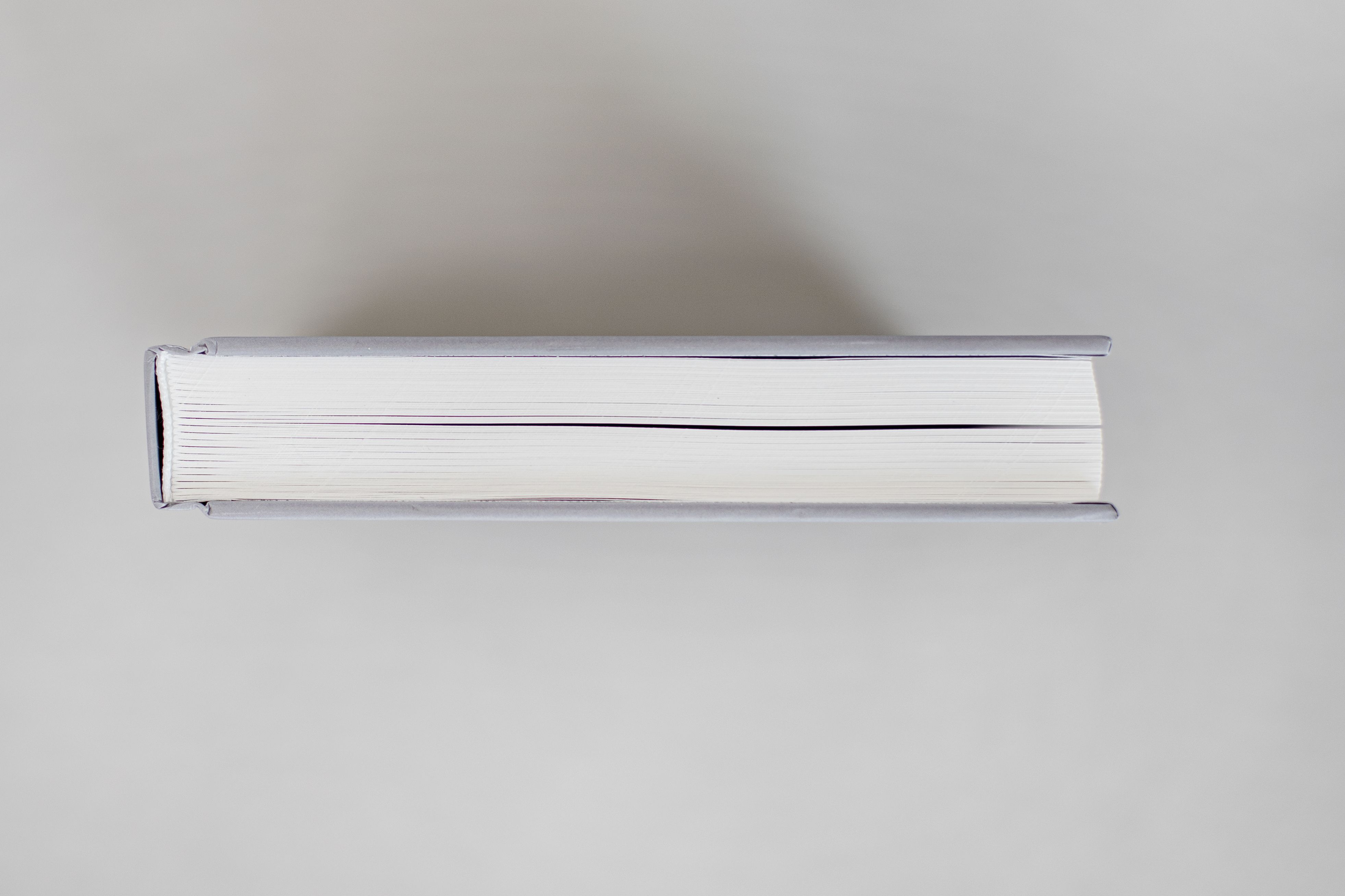 Detailansicht einer Hardcoverbindung mit Fadenheftung