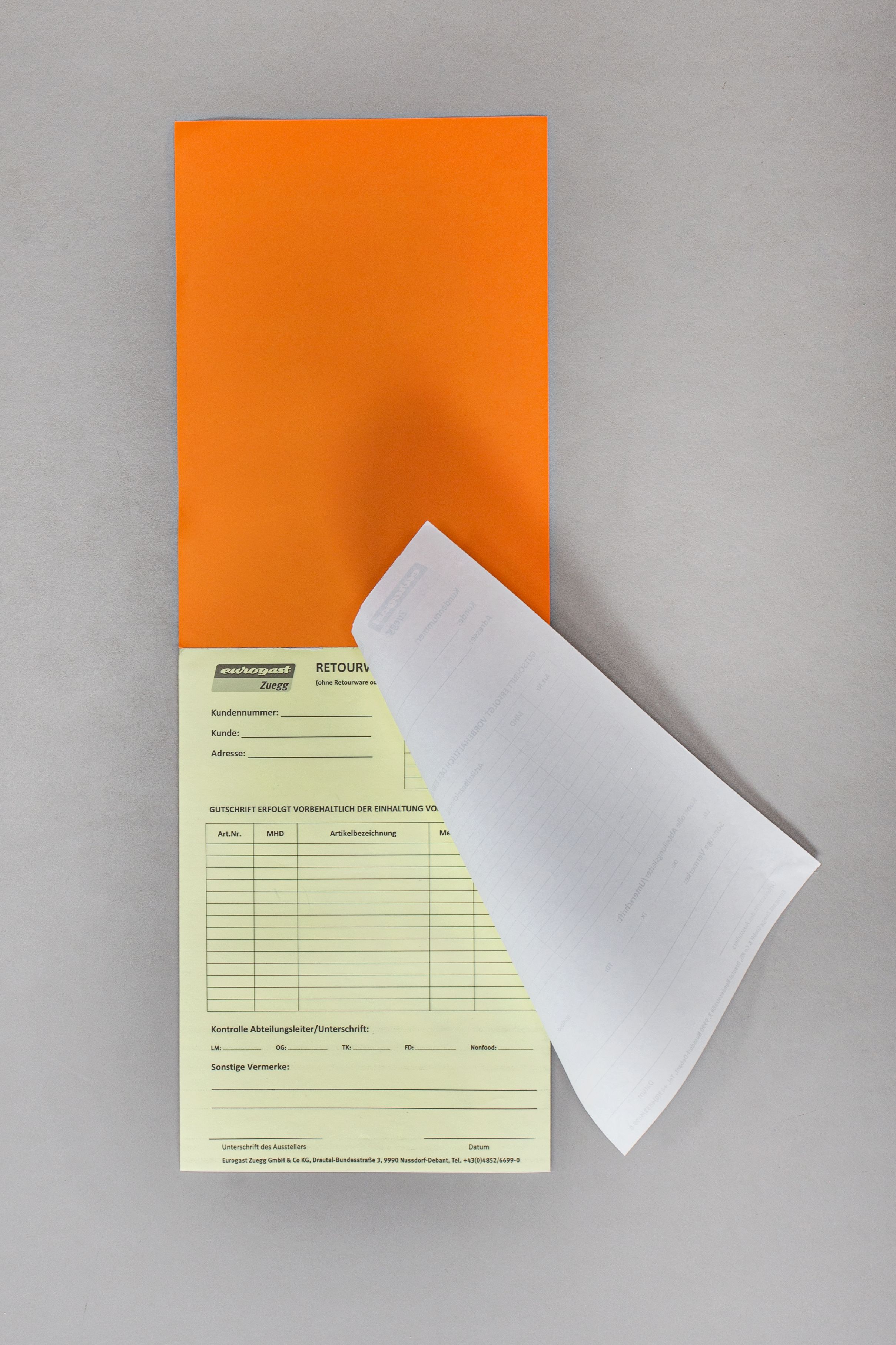 Geöffneter Lieferscheinblock im Hochformat mit Bindung oben