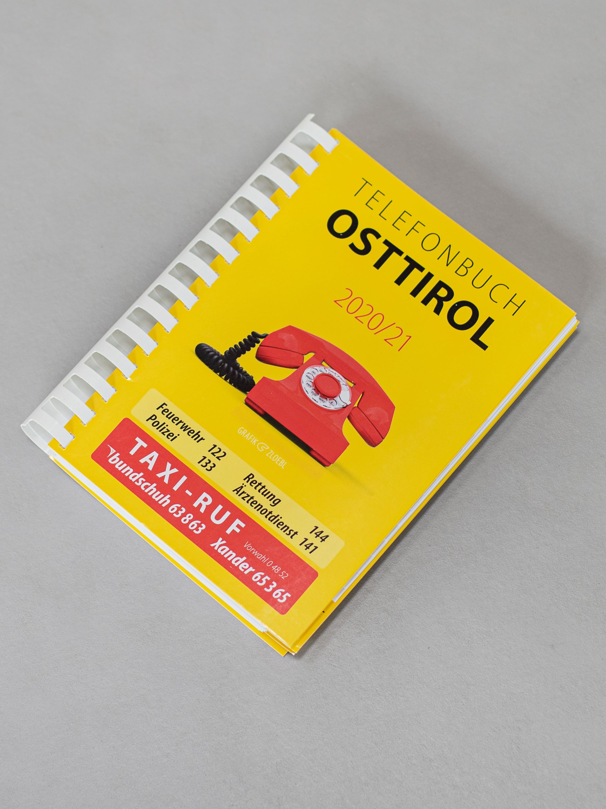 Telefonbuch mit Registerstanzung