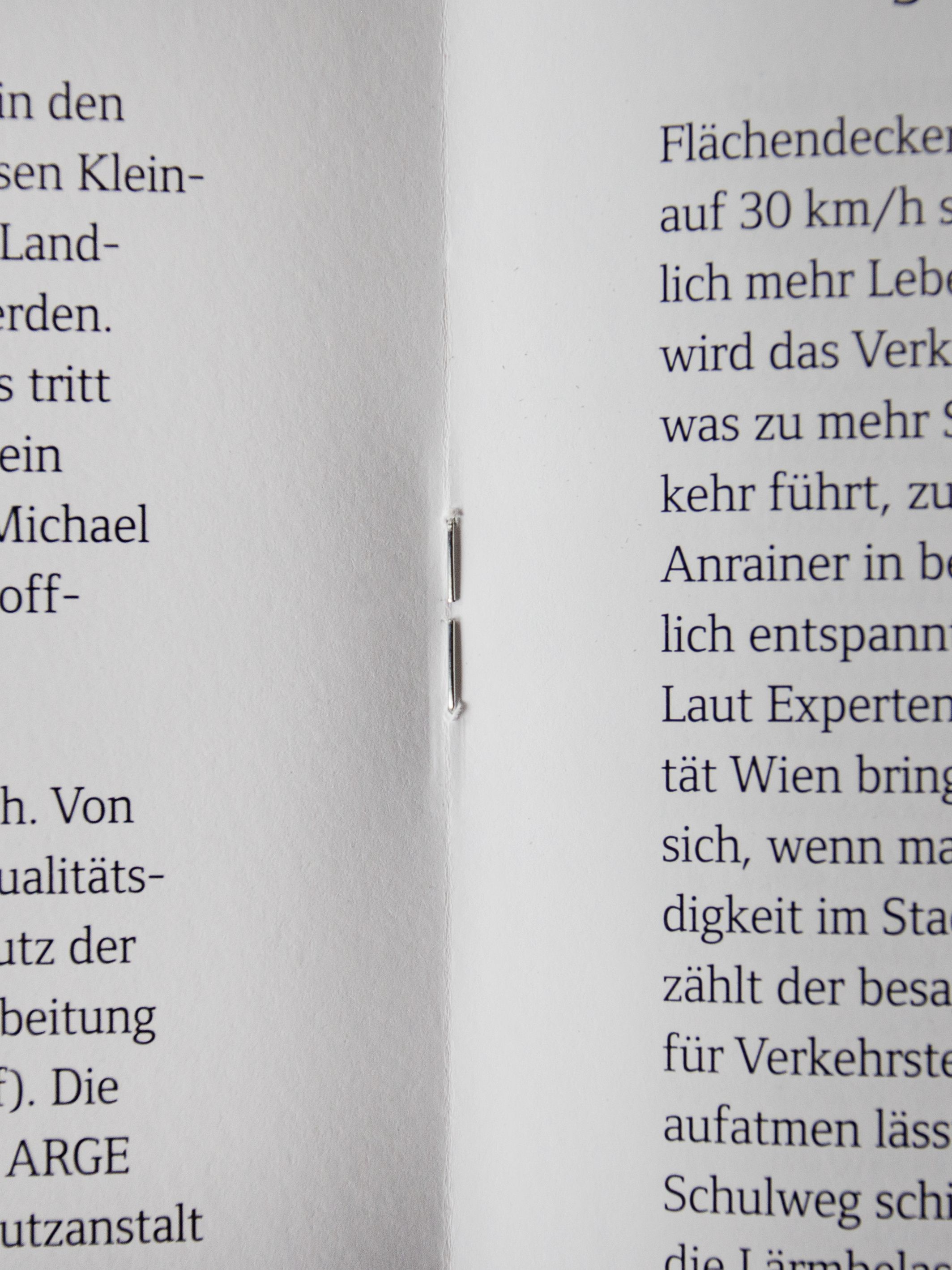 Detail der Klammerung auf der Innenseite einer Rückenheftung