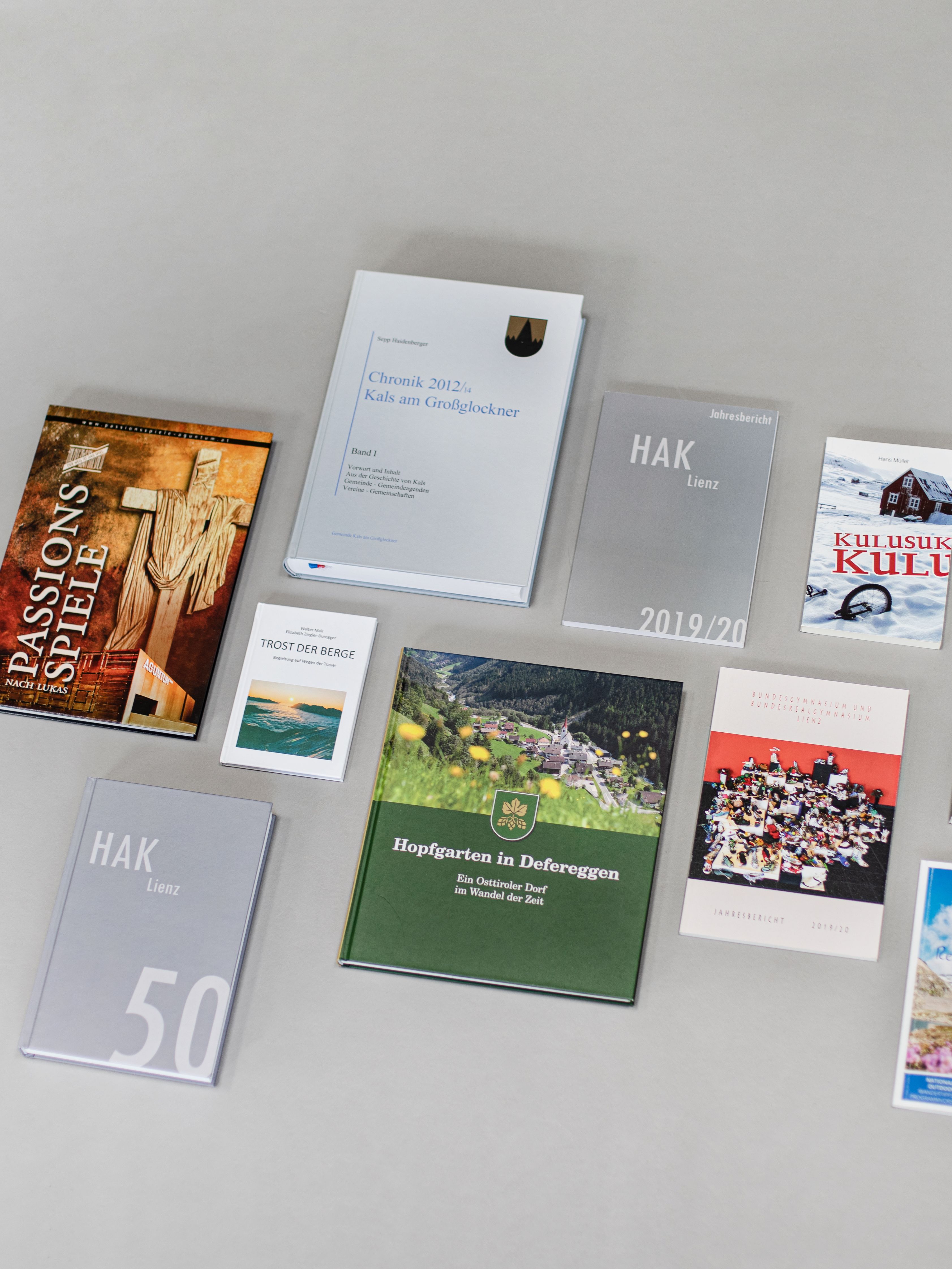 Übersicht verschiedene Bücher mit Hardcoverbindung